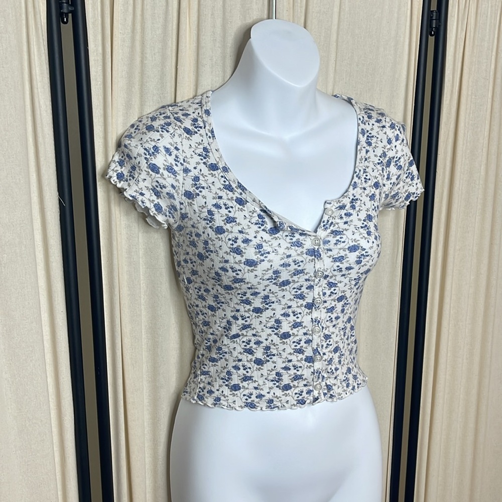 BRANDY MELVILLE WHITE & BLUE FLORAL CROP TOP ONE SIZE OR SIZE SMALL - Picture 2 of 9